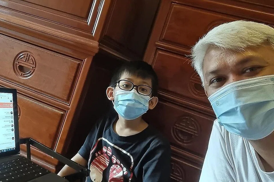 LEBIH SENANG DI RUMAH: Encik Hassanuddin Mohamed dan anak bongsunya, Abdul Hannan, 10 tahun, menjalani kuarantin di bilik utama rumah empat bilik mereka selepas anaknya itu dikesan kontak rapat kes Covid-19 daripada sekolahnya. - Foto ihsan HASSANUDDIN MOHAMED