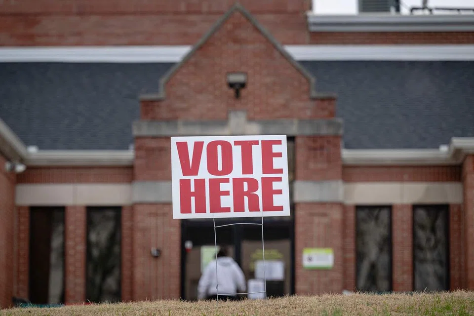 Sekeping papan tanda yang menandakan lokasi pengundian di Pusat Komuniti Morgan Park pada 2 Disember 2025 di Nashville, Tennessee, Amerika Syarikat. Para pengundi mengundi bagi mengisi kerusi Dewan yang dikosongkan selepas peletakan jawatan ahli Republikan, Mark Green.