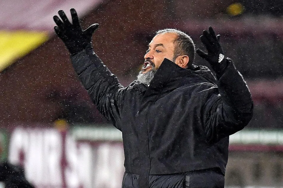 KURANG MUTU UNTUK LIGA PERDANA: Pengurus Wolves Nuno Espírito Santo (atas) berkata pengadil Lee Mason "tidak cukup bagus" selepas pasukannya ditewaskan Burnley 2-1 di Stadium Turf Moor semalam. - Foto AFP, EPA-EFE 