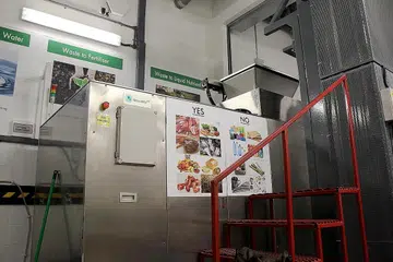 MESRA ALAM: Our Tampines Hub (OTH) memanfaatkan eco-digester (kiri) atau eko-pencerna yang kini beroperasi 24 jam. Ia bagi menjadikan OTH lebih mesra alam sekitar. - Foto OUR TAMPINES HUB