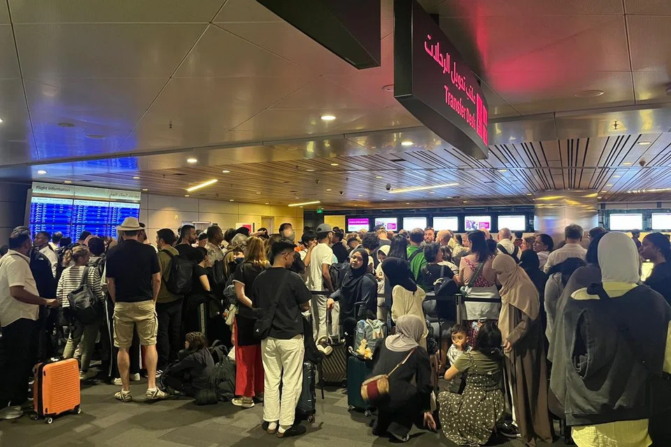Keadaan sibuk di kawasan Dek Pemindahan atau ‘Transfer Deck’ di Lapangan Terbang Antarabangsa Hamad, di Doha, Qatar, selepas ruang udara dibuka semula. 