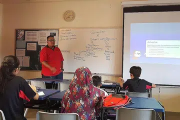 KERJASAMA DUA PIHAK: Yayasan Mendaki dan Pejabat Kajian Pendidikan (OER) Institut Pendidikan Nasional (NIE) akan dibentuk untuk berkongsi pengetahuan dan membantu mereka program-program kelolaan Mendaki. Gambar ini diambil sebelum penularan Covid-19. - Foto fail