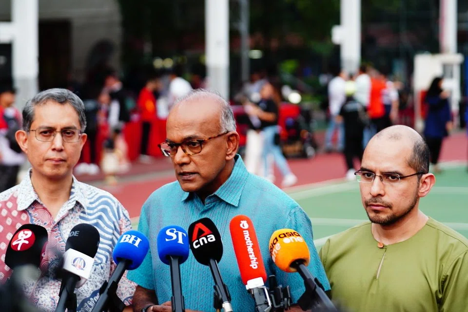 Menteri Ehwal Dalam Negeri, Encik K. Shanmugam (tengah), yang ditemani Pemangku Menteri Bertanggungjawab bagi Ehwal Masyarakat Islam merangkap Menteri Negara Kanan (Ehwal Dalam Negeri), Profesor Madya Dr Muhammad Faishal Ibrahim (kiri) dan Setiausaha Parlimen Kanan (Pembangunan Negara merangkap Pendidikan), Dr Syed Harun Alhabsyi (kanan),  bertemu media di acara berbuka puasa GRC Nee Soon pada 8 Mac.