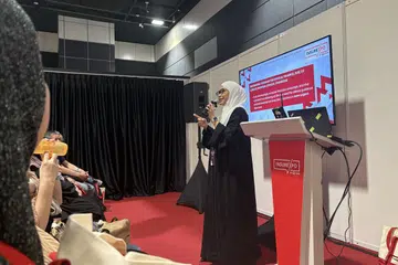 Ustazah Liyana Musfirah menyampaikan ceramah di InsureXpo 2025 anjuran CIMB Singapore.