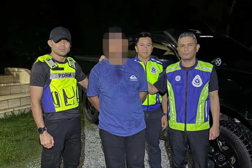 Suspek berusia 30-an tahun yang ditangkap oleh anggota polis dari Tawau, Sabah.