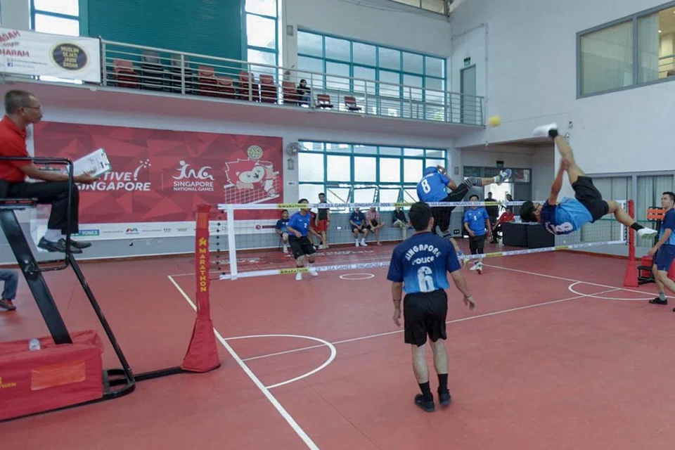 MENCARI BAKAT BARU: Dalam memperluaskan lagi bakat pemain sepak takraw setempat untuk disertakan dalam skuad nasional, Perses telah menganjurkan Kejohanan Antara Regu Terbuka kelmarin. - Foto BH oleh IQBAL FAIZAL