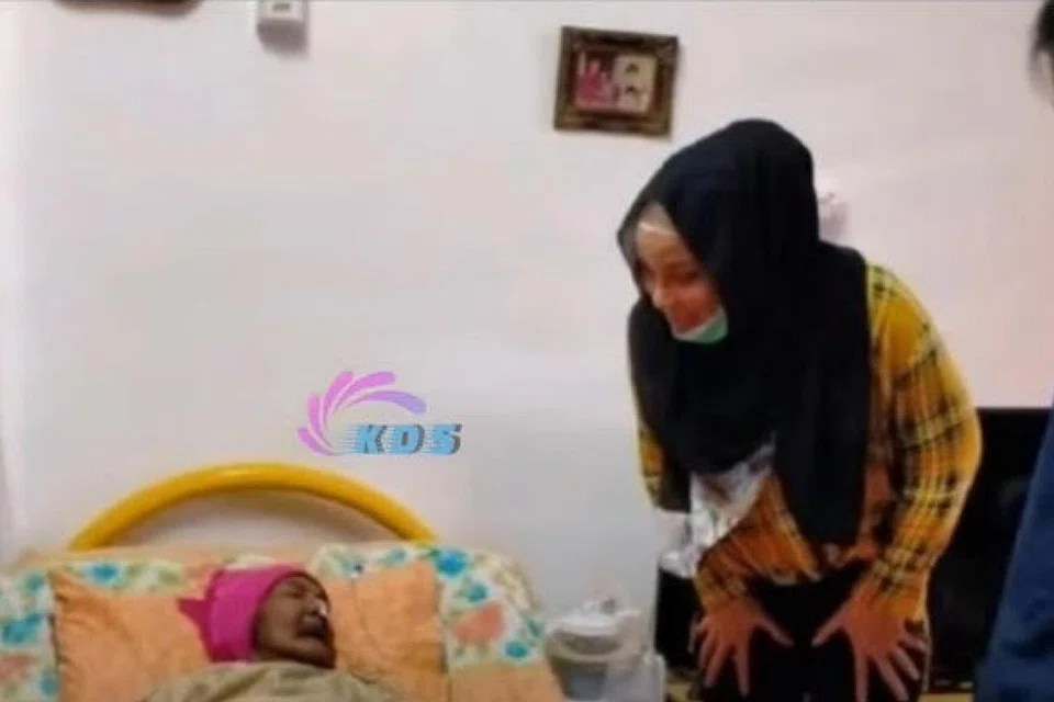 NAMPAKKAN KEMAJUAN: Zaleha Hamid sudah boleh gerak tangan untuk minum seperti biasa dan kumat-kamitkan mulut untuk ikut menyanyi lagu yang berkumandang di televisyen. - Foto YOUTUBE KISAH DI SEBALIK SUARA 