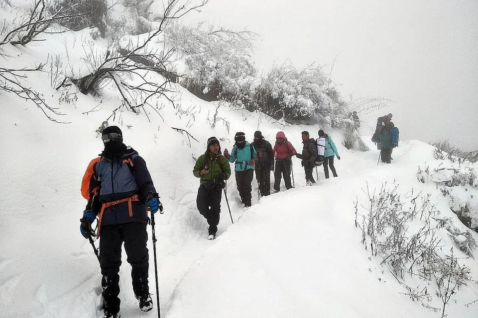 TERPAKSA PATAH BALIK: Salju tebal menghambat usaha pendakian peserta Climbathon ETF 2019 ke puncak Kem Pangkalan Annapurna (ABC) di Nepal. - Foto YAYASAN MENDAKI
