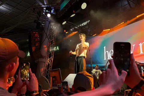 Henry Moodie menyanyikan lagu popularnya yang tular di laman TikTok, ‘Drunk Text’, di GrooveDriver Festival.