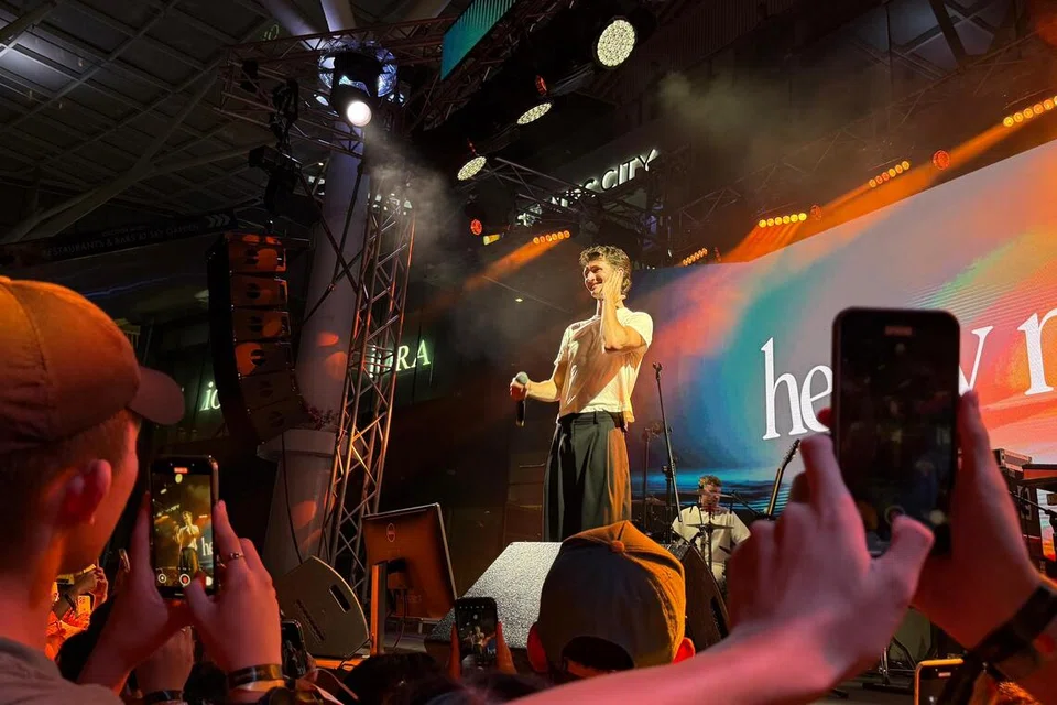 Henry Moodie menyanyikan lagu popularnya yang tular di laman TikTok, ‘Drunk Text’, di GrooveDriver Festival.