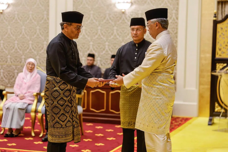 KEMBALI SEMULA: Yang di-Pertuan Agong, Sultan Abdullah Ahmad Shah, mengurniakan surat cara pelantikan jawatan sebagai Menteri Kesihatan kepada Datuk Seri Dr Dzulkefly Ahmad (kiri) pada Istiadat Mengangkat Sumpah Jawatan dan Setia serta Sumpah Simpan Rahsia di Istana Negara 
