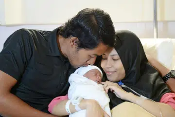 BERSYUKUR: Encik Nor Hazwan dan isterinya, Cik Syazwani, gembira menyambut kelahiran anak sulung mereka selang 26 minit selepas 12 tengah malam. - Foto ZAINAL YAHYA