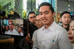 Anak bongsu Presiden Indonesia, Encik Kaesang Pangarep, menjawab pertanyaan selepas beliau hadir di badan antirasuah Indonesia pada 17 September bagi memberi penjelasan berhubung penggunaan jet peribadi lawatan ke Amerika Syarikat.