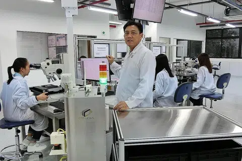 PERTINGKAT PRODUKTIVITI, KEKALKAN PEKERJA: Bagi SME ini, Feinmetall Singapore Pte Ltd, automasi ialah peluang mengekalkan dan meningkatkan kakitangan untuk menambah produktivi. - Foto FEINMETALL SINGAPORE PTE LTD