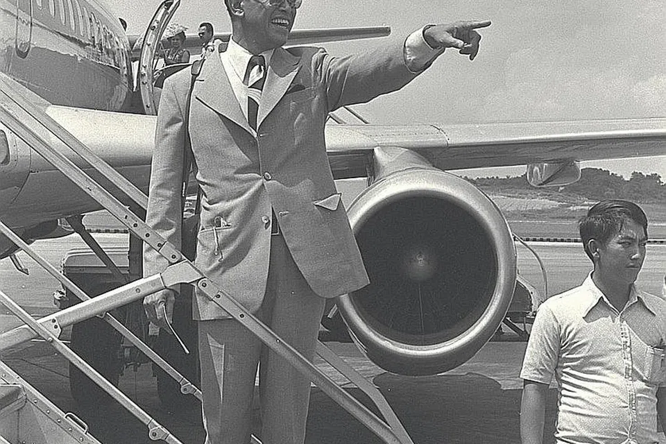 PERANAN DIPLOMATIK: Encik Othman menaiki pesawat menuju ke Jakarta bagi menyandang jawatan barunya sebagai Duta Besar Singapura ke Indonesia pada 1977. - Foto fail