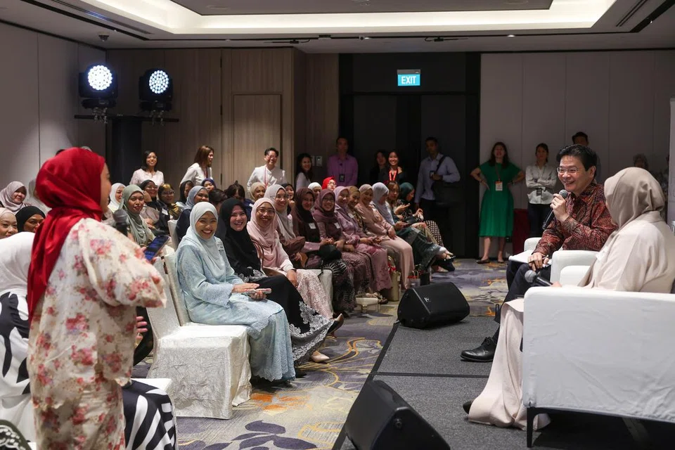 Perdana Menteri, Encik Lawrence Wong (dua dari kanan), menyertai dialog semasa majlis sambutan Hari Raya anjuran Hayaa’ Network pada 14 April. Beliau menyifatkan dialog itu sebagai penting dalam membentuk dasar yang lebih mencerminkan realiti kehidupan masyarakat di lapangan.