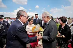 HUBUNGAN AKRAB: Presiden Tony Tan Keng Yam (dua dari kanan) disambut oleh Timbalan Perdana Menteri Kemboja, Encik Samdech Chaufea Veang Kong Som Ol, di Lapangan Terbang Antarabangsa Phnom Penh. - Foto MCI