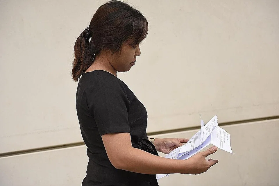 MAJIKAN JADI SASARAN: Cik Nur Diana Helda Safari melihat beberapa surat arahan yang diterimanya selepas pembantu rumahnya asal Indonesia, melarikan diri selepas meminjam sekitar $4,000 daripada pemiutang berlesen dan tidak berlesen. - Foto BM oleh SYAZA NISRINA