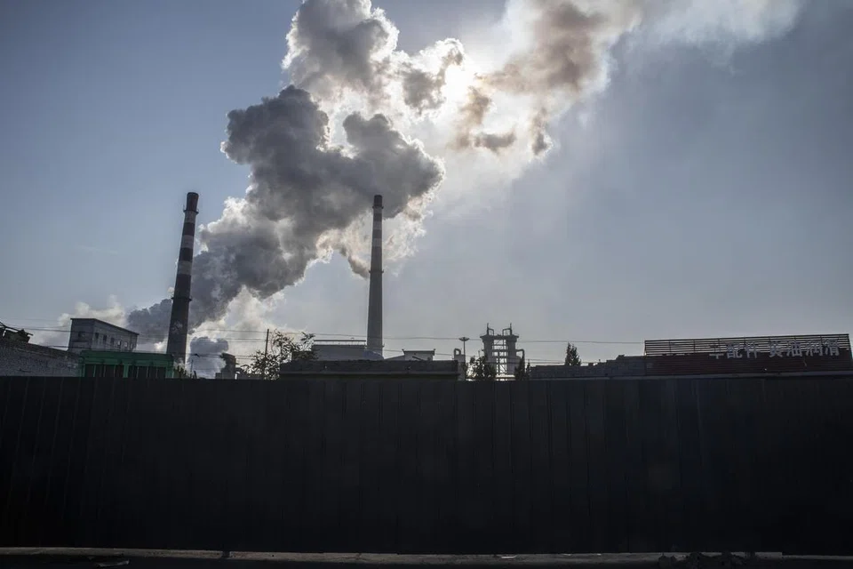 PELEPASAN KARBON: Sebuah kawasan industri di Wilayah Shanxi merupakan antara tempat utama yang menjana kuasa arang batu di China pada 22 Oktober 2021. 