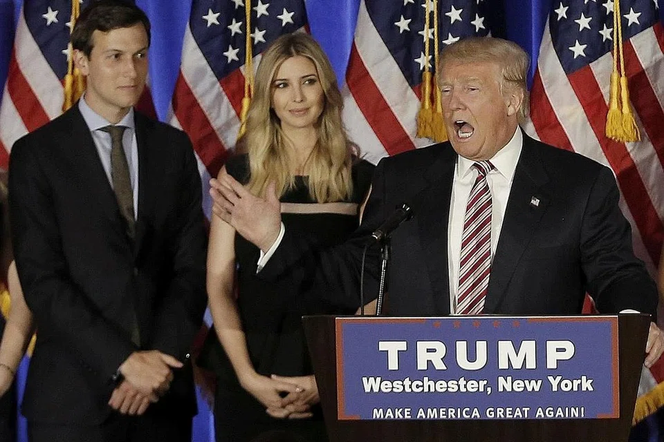 ANGGAP DAKWAAN SUATU FITNAH: Encik Trump (kanan) berkata laporan media mengenai dokumen sulit berkaitan ejen Russia itu sebagai 'pemburuan politik'. - Foto REUTERS