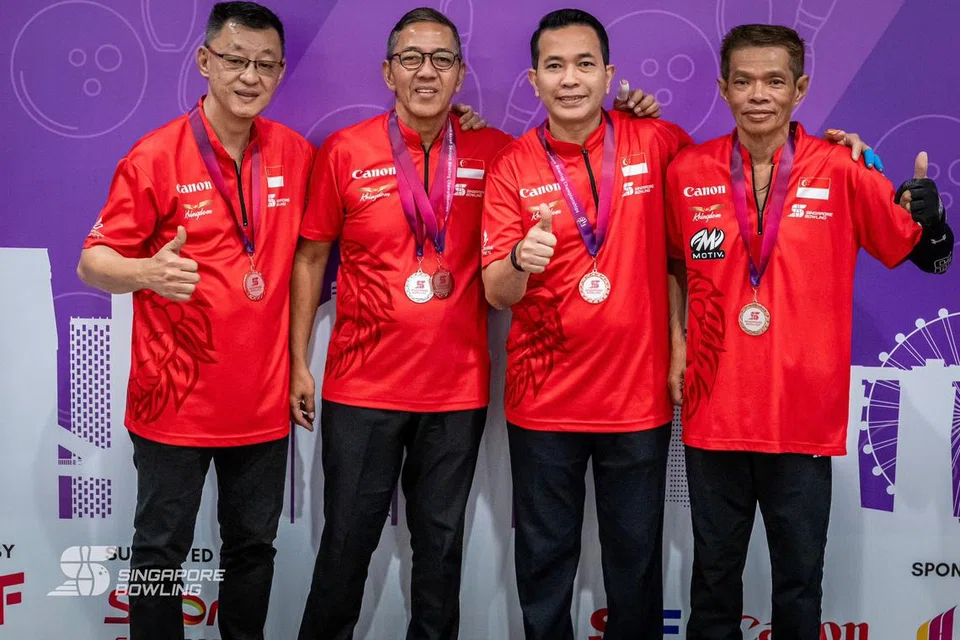 (Dari kiri) Nelson Young, Paiman Dali, Zulkifli Jumahat, dan Hairon Awang meraih pingat gangsa pada acara kumpulan kategori lelaki senior.