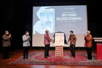 PELANCARAN BUKU: (Dari kiri) Penyunting bersama buku 'Beyond Bicentennial: Perspectives on Malays', Zamil Kanan di Iseas-Institut Yusof Ishak, Dr Norshahril Saat; Menteri Kedua Pendidikan Dr Mohd Maliki Osman; penyunting bersama dan mantan Menteri Negara Kanan (Ehwal Luar), Encik Zainul Abidin Rasheed; Menteri Pendidikan Encik Lawrence Wong; dan penyunting bersama, mantan Anggota Parlimen Haji Wan Hussin Zoohri. - Foto BH oleh JASON QUAH.