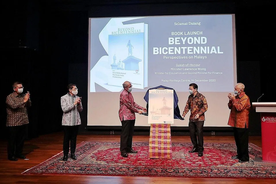 PELANCARAN BUKU: (Dari kiri) Penyunting bersama buku 'Beyond Bicentennial: Perspectives on Malays', Zamil Kanan di Iseas-Institut Yusof Ishak, Dr Norshahril Saat; Menteri Kedua Pendidikan Dr Mohd Maliki Osman; penyunting bersama dan mantan Menteri Negara Kanan (Ehwal Luar), Encik Zainul Abidin Rasheed; Menteri Pendidikan Encik Lawrence Wong; dan penyunting bersama, mantan Anggota Parlimen Haji Wan Hussin Zoohri. - Foto BH oleh JASON QUAH.