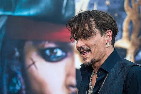 DIBELENGGU BEBERAPA ISU: Johnny Depp ke beberapa negara bagi memastikan filem terbarunya, 'Pirates of the Caribbean: Dead Men Tell No Tales (Pirates 5)', mendapat sambutan hangat, di tengah-tengah beberapa isu peribadi dan kewangan yang dihadapinya. - Foto AFP
