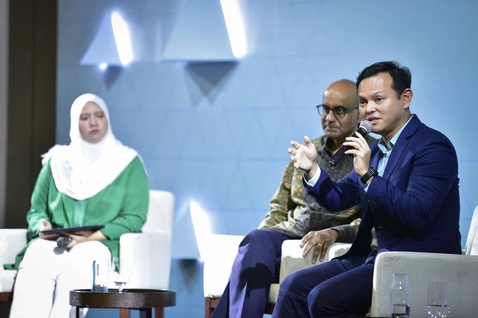 SESI DIALOG: Timbalan Pengerusi Mendaki, Menteri Negara Kanan (Pertahanan merangkap Tenaga Manusia), Encik Zaqy Mohamad, bercakap di sesi dialog di acara #MakingConnections pada Sabtu. Turut di atas pentas ialah Mantan Menteri Kanan, Encik Tharman Shanmugaratnam, dan moderator sesi, naib presiden Kelab Mendaki, Cik Amalina Abdul Nasir.