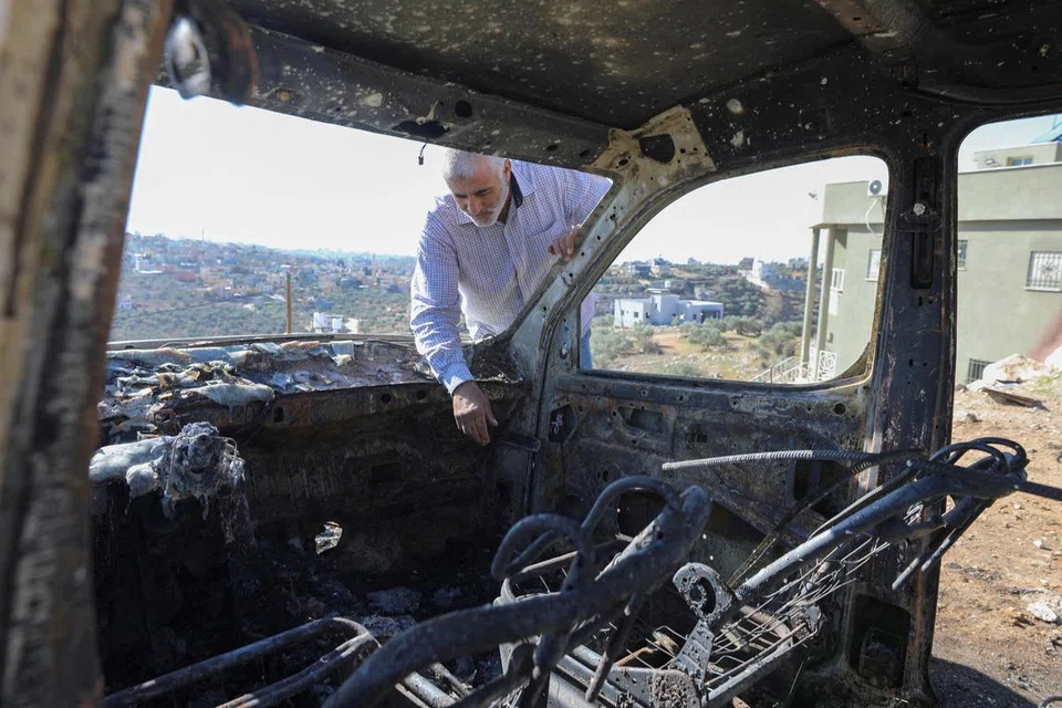 HENTIKAN TINDAKAN GANAS: Seorang rakyat Palestin memeriksa sebuah kereta yang dibakar oleh sekumpulan peneroka Israel di Salfit, Tebing Barat, pada 3 Disember.