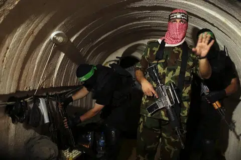 Foto fail menunjukkan anggota sayap bersenjata Hamas berada di dalam sebuah terowong bawah tanah di Gaza. Isu penyerahan peta rangkaian terowong Hamas kini menjadi antara tuntutan utama dalam rundingan gencatan senjata di Kaherah, ketika kumpulan Palestin menolak syarat pelucutan senjata sepenuhnya yang didakwa selari dengan tuntutan maksimum Israel.