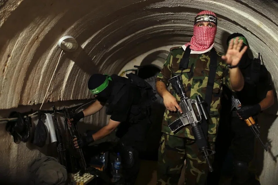 Foto fail menunjukkan anggota sayap bersenjata Hamas berada di dalam sebuah terowong bawah tanah di Gaza.