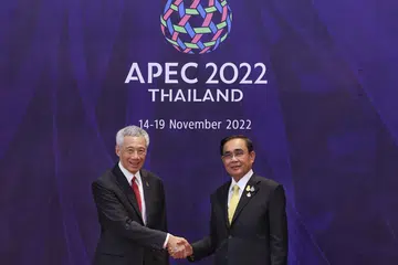 PERKUKUH EKONOMI: Perdana Menteri Encik Lee Hsien Loong (kiri) bersama Perdana Menteri Thailand, Encik Prayut Chan-o-cha, di Mesyuarat Pemimpin Ekonomi Apec di Bangkok semalam. - Foto MCI
