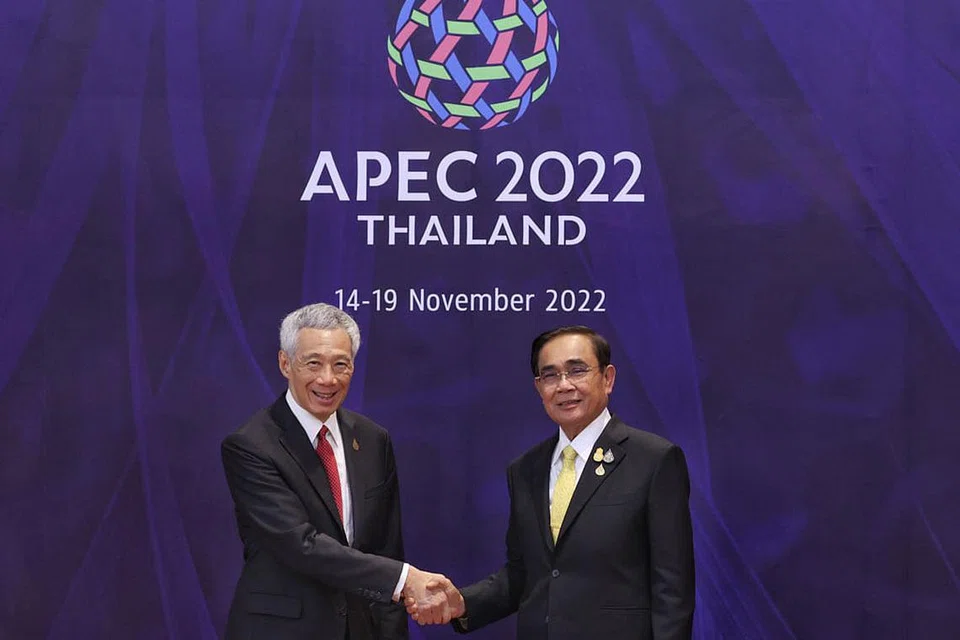 PERKUKUH EKONOMI: Perdana Menteri Encik Lee Hsien Loong (kiri) bersama Perdana Menteri Thailand, Encik Prayut Chan-o-cha, di Mesyuarat Pemimpin Ekonomi Apec di Bangkok semalam. - Foto MCI
