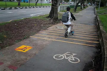 INSIDEN PERGADUHAN BERTAMBAH: Polis berkata pihaknya telah mendapati lebih banyak pergaduhan antara pengguna PMD dan pejalan kaki sejak larangan PMD di laluan pejalan kaki dilaksanakan tahun lepas. - Foto fail