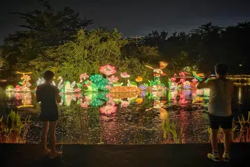 Acara ‘Lights by the Lake’ edisi ketiga anjuran Lembaga Taman Negara (NParks) bakal berlangsung di Taman Tasik Jurong dari 8 hingga 22 September sempena sambutan Festival Pertengahan Musim Luruh. 