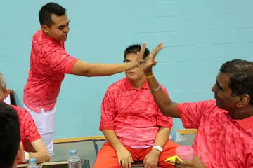 BERLATIH BERSAMA GOLONGAN KURANG UPAYA: Encik Muhammad Zaid Agil (kiri) yang berpangkat lans koporal dalam Angkatan Bersenjata Singapura (SAF) akan menterjemah kekata yang diutarakan dalam salah satu segmen persembahan kepada bahasa isyarat bagi membantu golongan kurang upaya.- Foto MUHAIMIN SUZAINI
