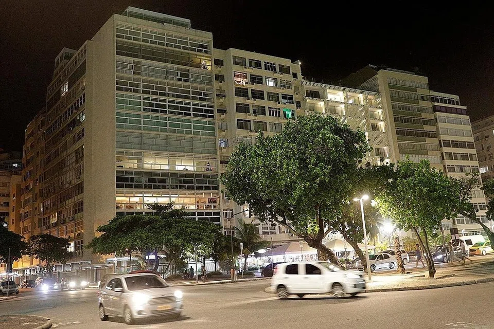 HARTA: Encik Carlos Ghosn mempunyai sebuah apartmen yang menyimpan wang tunai, koleksi lukisan dan harta peribadinya di bangunan di Rio de Janeiro ini - Foto REUTERS