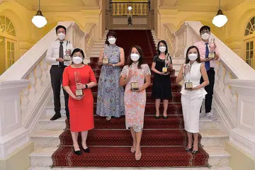 ANUGERAH PERANGSANG: Seramai tujuh guru cemerlang telah diiktiraf dan menerima Anugerah Presiden bagi Guru tahun ini. Antaranya ialah Cik Khairiah Hairoman (tengah), Ketua Jabatan Kemanusiaan di Sekolah Menengah Peirce. - Foto ISTANA
