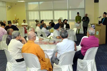 MENJALIN HUBUNGAN MUHIBBAH ANTARA AGAMA: Mufti Dr Mohamed Fatris Bakaram menyampaikan ucapan dalam satu jamuan petang anjurannya sempena Aidilfitri di Pusat Harmoni yang dihadiri pemimpin dan belia daripada pelbagai agama. - Foto-foto fail