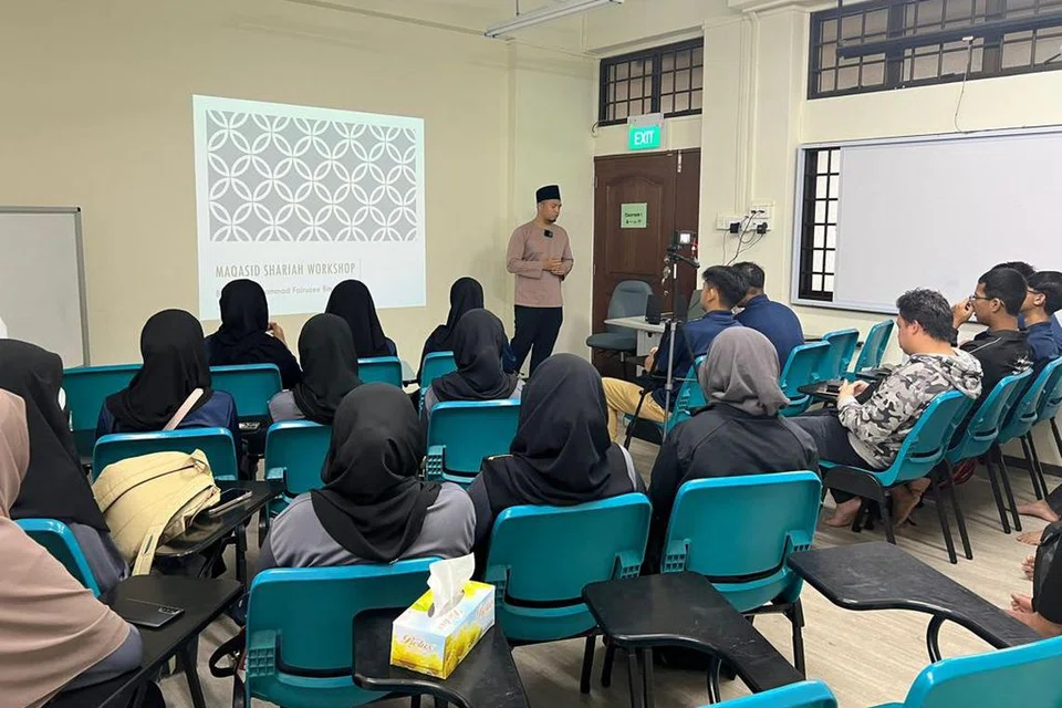 PEMBELAJARAN MENYELURUH: Pelajar menengah menghadiri sesi bengkel istimewa untuk pembelajaran Maqasid Syariah, supaya dapat memahaminya dengan lebih mendalam, melalui pencerahan oleh pakar tentang tajuk dan kandungannya.