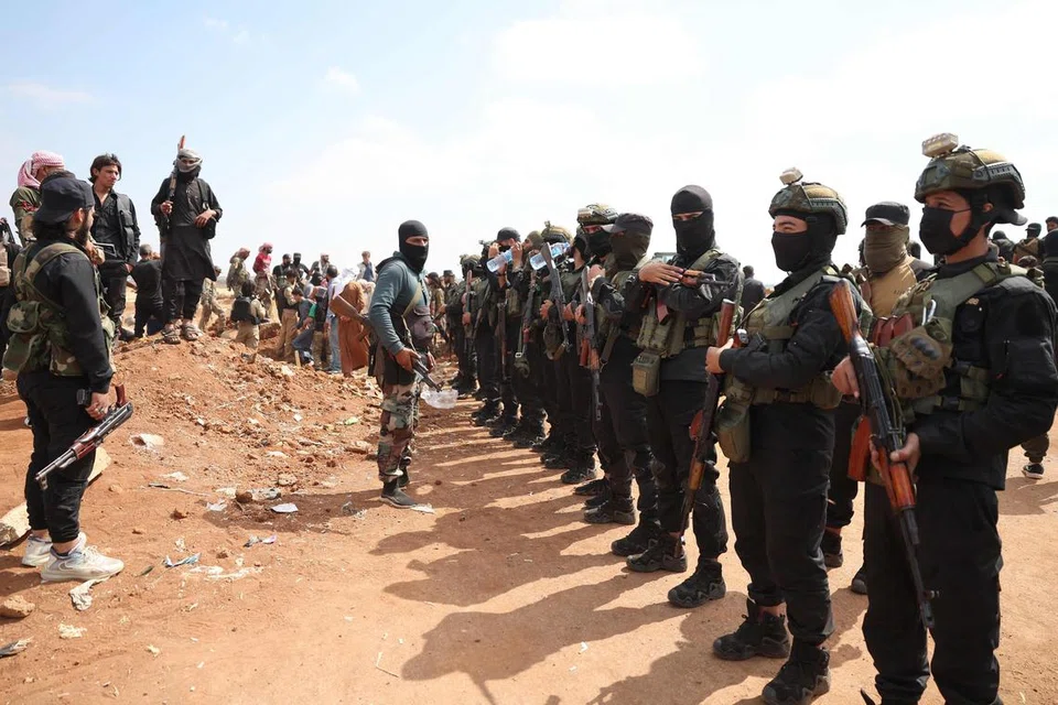 Pasukan keselamatan Syria mendirikan sekatan jalan raya di bandar Busra al-Hariri, di timur bandar Sweida, pada 20 Julai 2025, bagi menghalang kumpulan bersenjata daripada suku kaum mara ke arah bandar tersebut. Gencatan senjata yang diumum pada 19 Julai tampak masih bertahan.