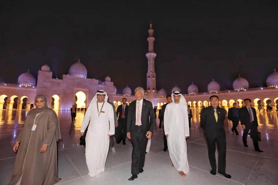 ZIARAH MASJID: Encik Lee menziarahi Masjid Besar Sheikh Zayed di Abu Dhabi sebahagian lawatan rasminya ke UAE.