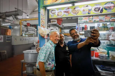 ‘USAH KELIRUKAN WARGA’: Encik Ng, yang membuat kunjungan ke Pusat Makanan Ayer Rajah pada pagi Isnin, memberitahu pihak media beliau berasa tindakan Encik Tan Kin Lian mengelirukan warga Singapura. Dua calon presiden lain tidak mengadakan sebarang kunjungan atau sesi temu mesra pada Isnin.  