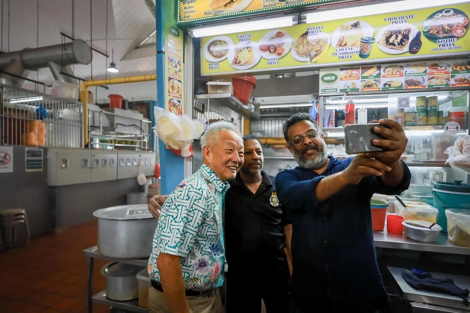 ‘USAH KELIRUKAN WARGA’: Encik Ng, yang membuat kunjungan ke Pusat Makanan Ayer Rajah pada pagi Isnin, memberitahu pihak media beliau berasa tindakan Encik Tan Kin Lian mengelirukan warga Singapura. Dua calon presiden lain tidak mengadakan sebarang kunjungan atau sesi temu mesra pada Isnin.  