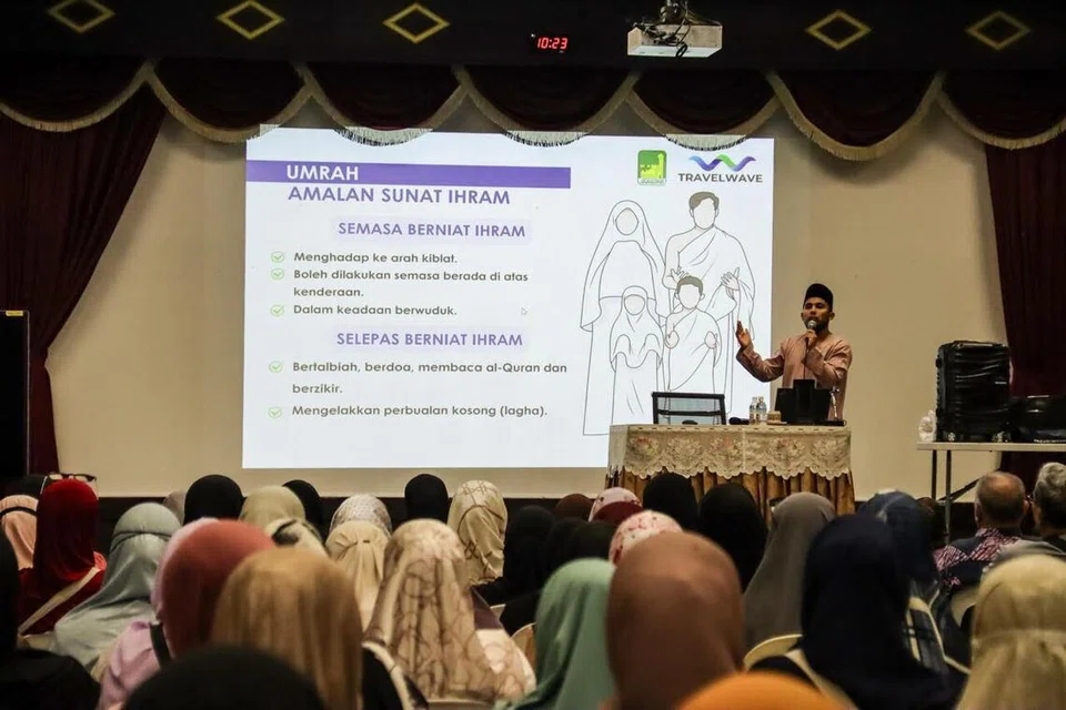 Ketua Dakwah Masjid Ar-Raudhah, Ustaz Ahmad Syarif Senewi, membimbing peserta memahami dan menghayati ibadah umrah secara  terperinci semasa kursus umrah di masjid itu. 