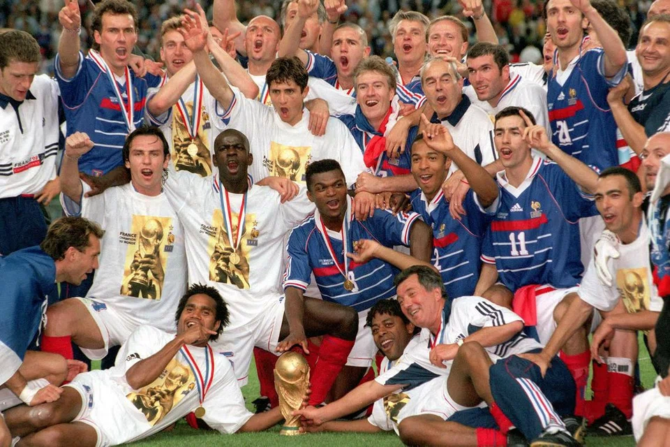 Marcel Desailly (tengah, jersi biru, memegang piala) bersama rakan sepasukan Perancis ketika pasukan itu menjulang Piala Dunia 1998.