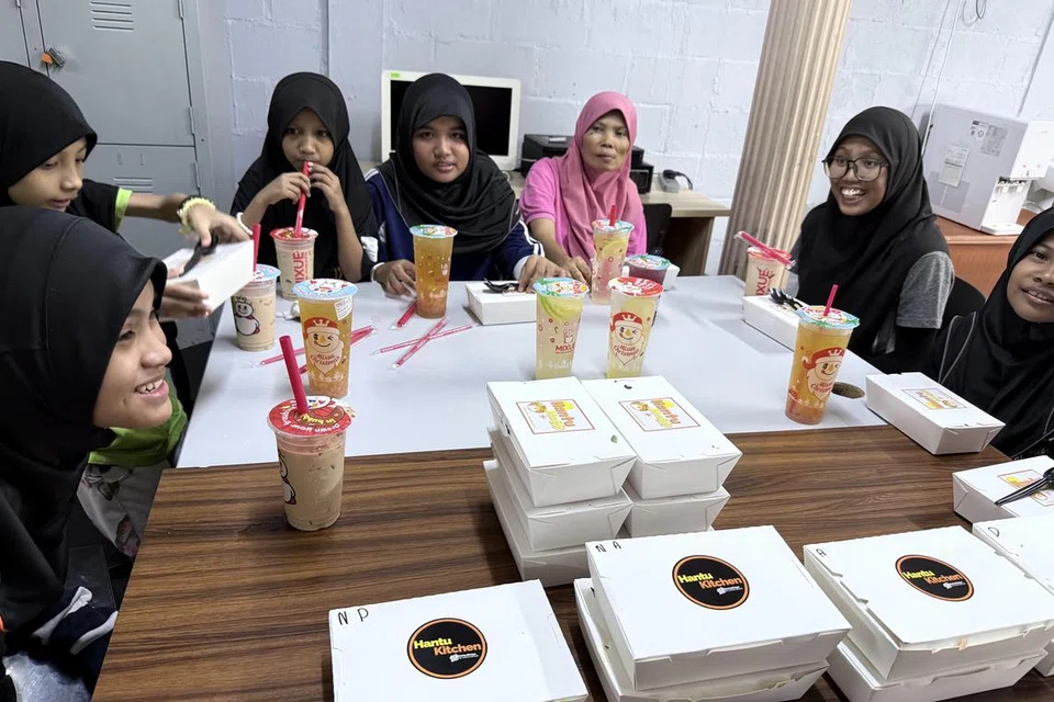 Memberi sekilas senyuman di bibir anak-anak di Rumah Kebajikan dan Anak Yatim, Darul Najjah (An Najjah), di Kuala Lumpur dengan membelanja mereka donat dan minuman merupakan sesuatu yang amat disyukuri cef selebriti Singapura, Cef Haikel Ismail.