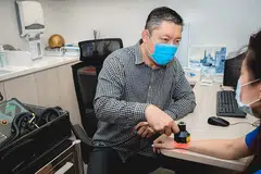 ELAK RADANG SENDI DI USIA SENJA: Menurut Dr Chiam, seseorang dapat menghindari masalah ini ketika meniti usia. Bersenam dan makan secara berpatutan, elakkan kenaikan berat badan. Dapatkan rawatan lebih awal untuk mengelakkan keadaan makin teruk. - Foto BH oleh NUR DIYANA TAHA