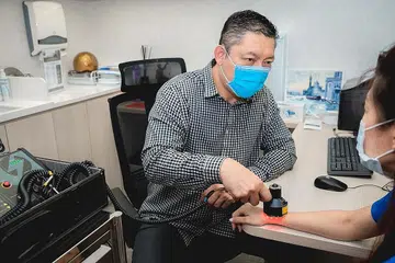 ELAK RADANG SENDI DI USIA SENJA: Menurut Dr Chiam, seseorang dapat menghindari masalah ini ketika meniti usia. Bersenam dan makan secara berpatutan, elakkan kenaikan berat badan. Dapatkan rawatan lebih awal untuk mengelakkan keadaan makin teruk. - Foto BH oleh NUR DIYANA TAHA